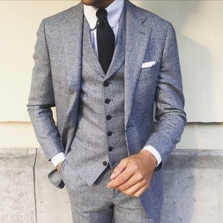 Comment porter une cravate noire quand il fait chaud à 20 ans: Essaie d'harmoniser un complet gris avec une cravate noire pour une silhouette classique et raffinée.