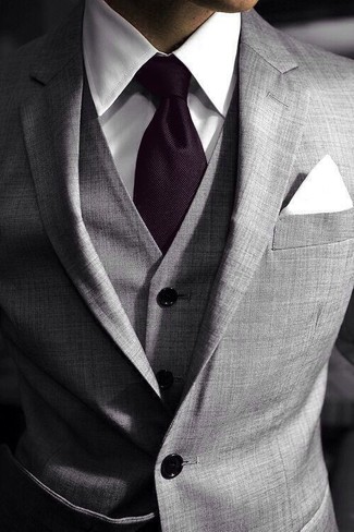 Comment porter une cravate pourpre: Pense à marier un complet gris avec une cravate pourpre pour une silhouette classique et raffinée.