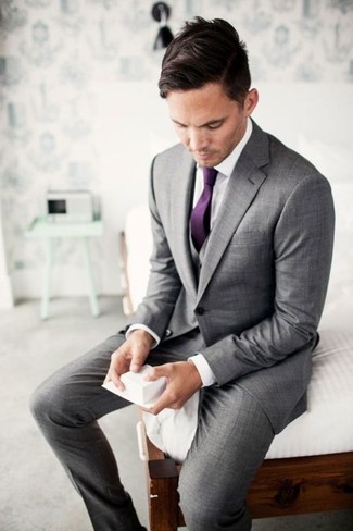 Comment porter une cravate pourpre: Associe un complet gris avec une cravate pourpre pour une silhouette classique et raffinée.
