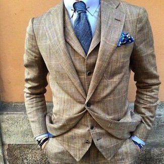 Tenue: Complet écossais marron, Chemise de ville bleu clair, Cravate bleue, Pochette de costume imprimée bleue