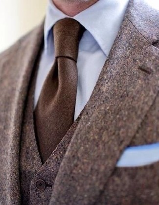 Tenue: Complet marron, Chemise de ville bleu clair, Cravate marron, Pochette de costume bleu clair