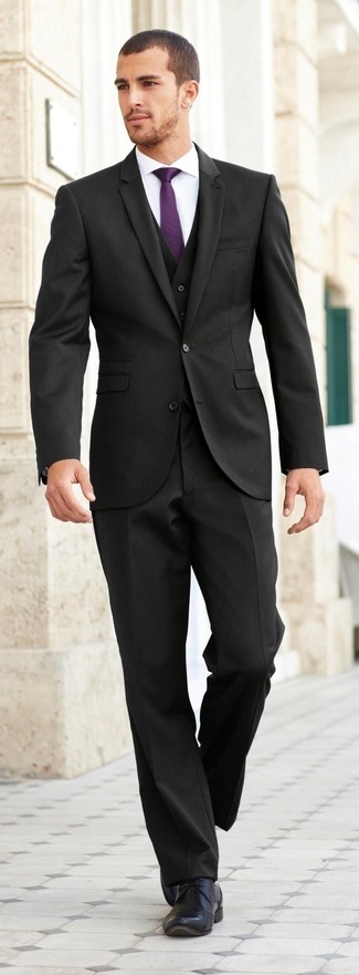 Comment porter une cravate violette: Quelque chose d'aussi simple que d'opter pour un complet noir et une cravate violette peut te démarquer de la foule. Tu veux y aller doucement avec les chaussures? Opte pour une paire de chaussures brogues en cuir noires pour la journée.