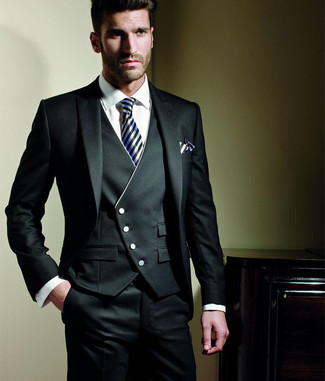 Tenue: Complet noir, Chemise de ville blanche, Cravate en soie à rayures verticales noire et blanche, Pochette de costume à rayures verticales blanche et noire