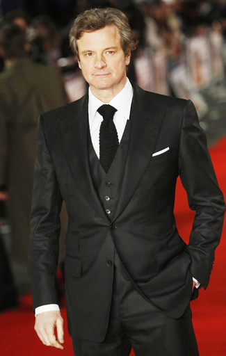 Tenue de Colin Firth: Complet noir, Chemise de ville blanche, Cravate en tricot noire, Pochette de costume blanche
