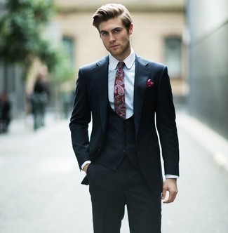 Comment porter une cravate imprimée cachemire bordeaux: Pense à porter un complet noir et une cravate imprimée cachemire bordeaux pour dégager classe et sophistication.