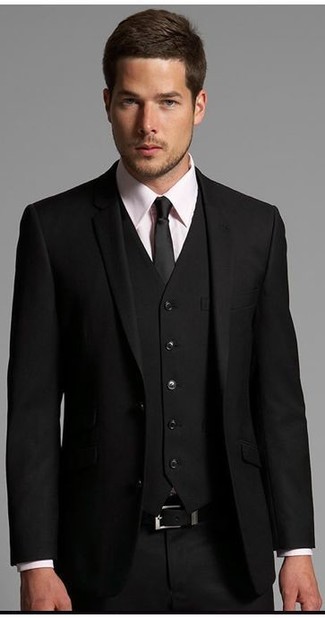 Comment porter une chemise de ville fuchsia: Harmonise une chemise de ville fuchsia avec un complet noir pour un look classique et élégant.