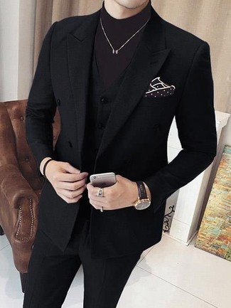 Comment porter un complet noir: Associe un complet noir avec un pull à col roulé marron foncé pour un look pointu et élégant.