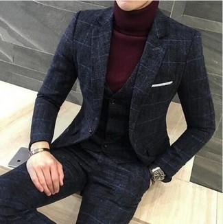 Comment porter un pull à col roulé rouge: Choisis un pull à col roulé rouge et un complet à carreaux gris foncé pour un look classique et élégant.