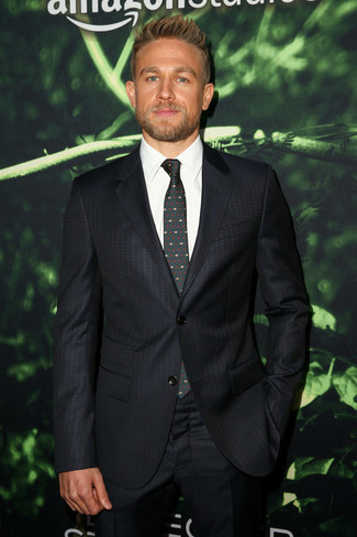 Tenue de Charlie Hunnam: Costume á pois noir, Chemise de ville blanche, Cravate imprimée vert foncé
