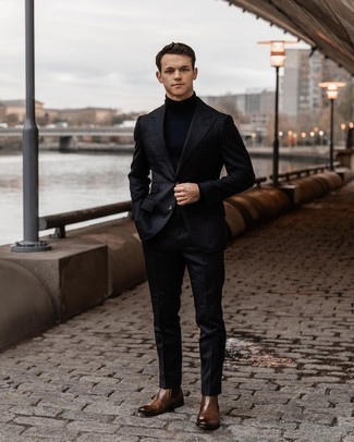 Comment porter un costume à rayures verticales noir à 30 ans: Pense à marier un costume à rayures verticales noir avec un pull à col roulé bleu marine pour aller au bureau. Termine ce look avec une paire de bottines chelsea en cuir marron.