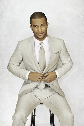 Comment porter une cravate marron clair: Pense à marier un costume beige avec une cravate marron clair pour un look pointu et élégant.