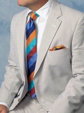 Comment porter une cravate à rayures horizontales blanc et rouge et bleu marine quand il fait chaud à 30 ans: Pense à associer un costume en seersucker beige avec une cravate à rayures horizontales blanc et rouge et bleu marine pour un look classique et élégant.