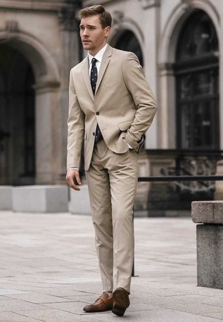 Comment porter une cravate imprimée noire et blanche: Essaie de marier un costume beige avec une cravate imprimée noire et blanche pour un look classique et élégant. Une paire de slippers en cuir marron apporte une touche de décontraction à l'ensemble.