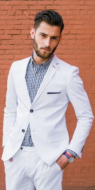 Comment porter une chemise de ville en vichy blanc et marron quand il fait chaud: Pense à associer une chemise de ville en vichy blanc et marron avec un costume blanc pour un look classique et élégant.