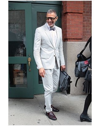 Comment porter des chaussures derby en cuir bordeaux après 50 ans: Essaie de marier un costume blanc avec une chemise de ville blanche pour un look pointu et élégant. Si tu veux éviter un look trop formel, termine ce look avec une paire de chaussures derby en cuir bordeaux.
