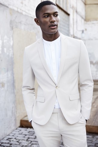 Comment porter un costume blanc: Essaie d'associer un costume blanc avec une chemise de ville blanche pour un look pointu et élégant.