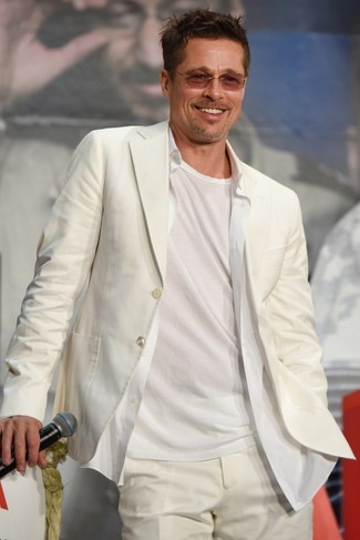 Tenue de Brad Pitt: Costume blanc, Chemise de ville blanche, T-shirt à col rond blanc