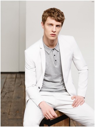 Comment porter un polo gris foncé: Opte pour un polo gris foncé avec un costume blanc pour un look idéal au travail.