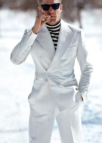 Comment porter un pull blanc pour un style elégantes à 30 ans: Pense à marier un pull blanc avec un costume blanc pour un look pointu et élégant.