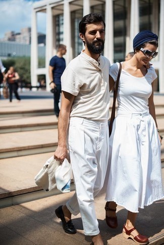 Des slippers à porter avec un costume blanc en été: Pense à associer un costume blanc avec un t-shirt à col boutonné blanc pour un look idéal au travail. Rehausse cet ensemble avec une paire de slippers. En fait, ce look d'été est superbe.