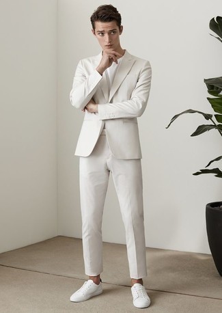 Un t-shirt à col rond à porter avec un costume blanc quand il fait chaud à 20 ans: Opte pour un costume blanc avec un t-shirt à col rond pour aller au bureau. Pour les chaussures, fais un choix décontracté avec une paire de baskets basses en cuir blanches.