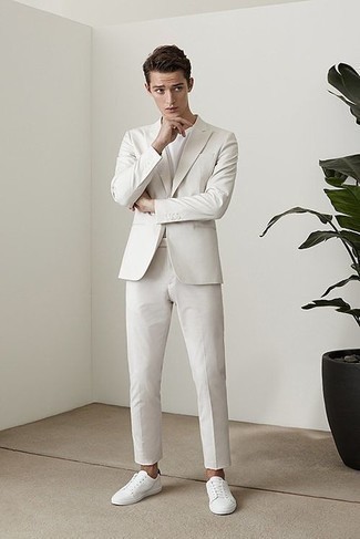 Des baskets basses à porter avec un costume blanc à 20 ans: Essaie d'associer un costume blanc avec un t-shirt à col rond blanc pour aller au bureau. Si tu veux éviter un look trop formel, fais d'une paire de baskets basses ton choix de souliers.