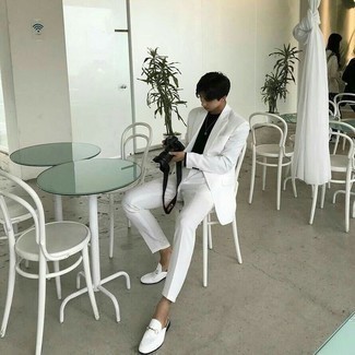 Comment porter un costume blanc: Associe un costume blanc avec un t-shirt à manche longue noir pour un look idéal au travail. Jouez la carte classique pour les chaussures et choisis une paire de slippers en cuir blancs.