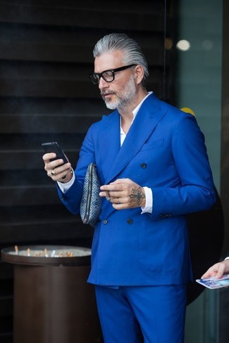 Tenue de Domenico Gianfrate: Costume bleu, Chemise à manches longues blanche