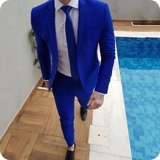 Comment porter une cravate bleue: Associer un costume bleu et une cravate bleue créera un look pointu et élégant. D'une humeur audacieuse? Complète ta tenue avec une paire de chaussures derby en cuir noires.
