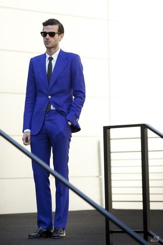 Comment porter un costume bleu quand il fait chaud à 30 ans: Pense à opter pour un costume bleu et une chemise de ville blanche pour dégager classe et sophistication. Si tu veux éviter un look trop formel, opte pour une paire de slippers en cuir noirs.