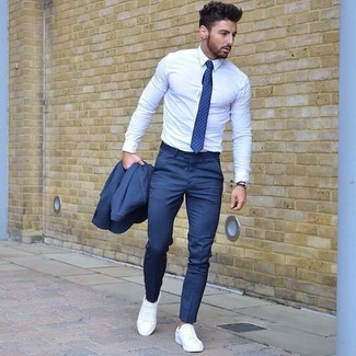 Comment porter une cravate á pois bleue: Porte un costume bleu et une cravate á pois bleue pour une silhouette classique et raffinée. Jouez la carte décontractée pour les chaussures et opte pour une paire de tennis blancs.