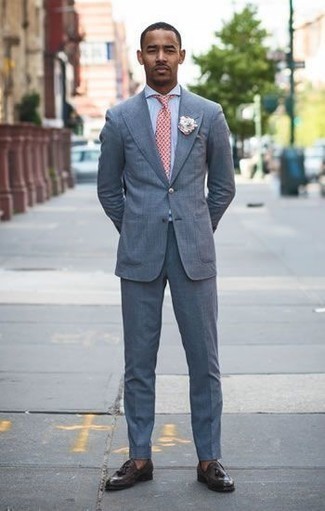 Comment porter une cravate rose pour un style elégantes à 30 ans: Pense à associer un costume bleu clair avec une cravate rose pour un look classique et élégant. Une paire de mocassins à pampilles en cuir marron foncé apporte une touche de décontraction à l'ensemble.