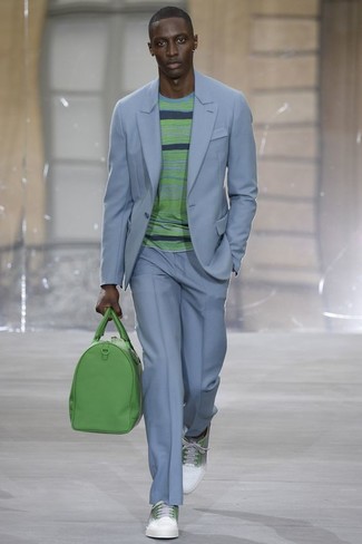 Tenue: Costume bleu clair, Pull à col rond à rayures horizontales vert, Baskets basses en cuir blanc et vert, Fourre-tout en cuir vert