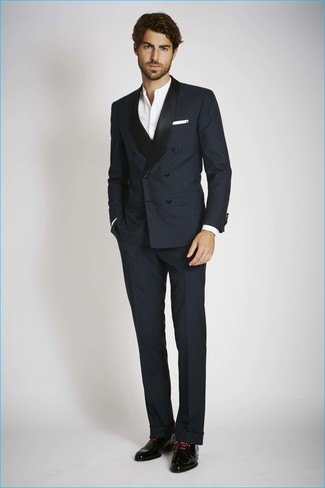 Tenue: Costume bleu marine, Chemise à manches longues blanche, Chaussures richelieu en cuir noires, Pochette de costume blanche