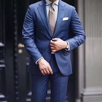 Comment porter une cravate á pois marron clair: Harmonise un costume bleu marine avec une cravate á pois marron clair pour un look classique et élégant.