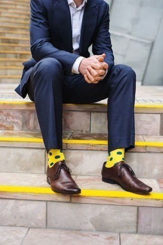 Comment porter des chaussettes á pois jaunes: Pense à opter pour un costume bleu marine et des chaussettes á pois jaunes pour un look de tous les jours facile à porter. Choisis une paire de chaussures derby en cuir marron foncé pour afficher ton expertise vestimentaire.