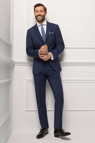 Comment porter une cravate bleue: Essaie d'associer un costume bleu marine avec une cravate bleue pour une silhouette classique et raffinée. Si tu veux éviter un look trop formel, opte pour une paire de chaussures derby en cuir noires.