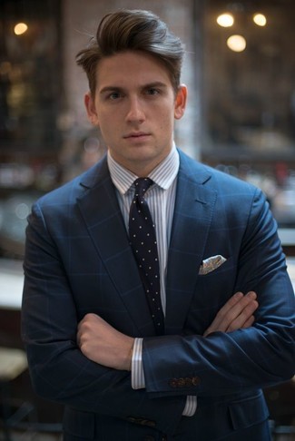 Comment porter une cravate á pois bleue quand il fait chaud: L'association d'un costume à carreaux bleu marine et d'une cravate á pois bleue peut te démarquer de la foule.