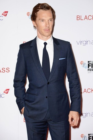 Tenue de Benedict Cumberbatch: Costume bleu marine, Chemise de ville blanche, Cravate bleu marine, Pochette de costume bleu clair