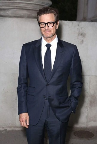Tenue de Colin Firth: Costume bleu marine, Chemise de ville blanche, Cravate bleu marine
