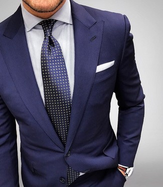 Comment porter une cravate á pois bleu marine et blanc: Porte un costume à rayures verticales bleu marine et une cravate á pois bleu marine et blanc pour un look classique et élégant.