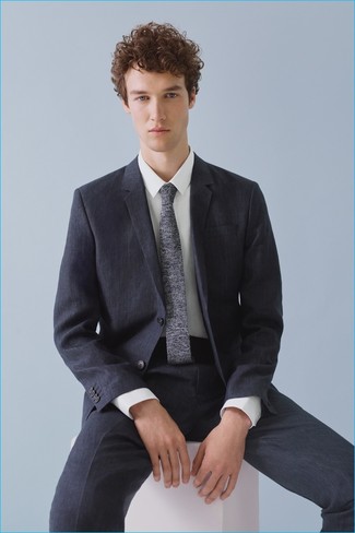 Comment porter une cravate en tricot grise pour un style elégantes quand il fait chaud: Pense à marier un costume bleu marine avec une cravate en tricot grise pour dégager classe et sophistication.