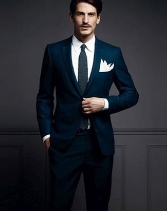 Comment porter une cravate en laine grise à 30 ans: Associe un costume bleu marine avec une cravate en laine grise pour dégager classe et sophistication.