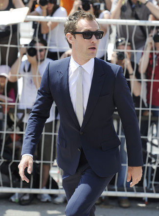 Tenue de Jude Law: Costume bleu marine, Chemise de ville blanche, Cravate grise
