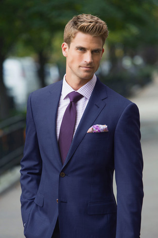 Comment porter une pochette de costume imprimée cachemire violette: Pense à marier un costume bleu marine avec une pochette de costume imprimée cachemire violette pour un déjeuner le dimanche entre amis.