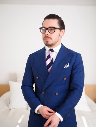 Comment porter une cravate fuchsia: Porte un costume bleu marine et une cravate fuchsia pour une silhouette classique et raffinée.