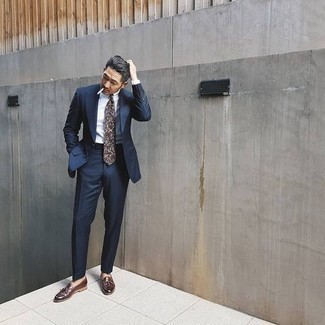 Comment porter une cravate grise: Pense à harmoniser un costume bleu marine avec une cravate grise pour un look classique et élégant. Tu veux y aller doucement avec les chaussures? Assortis cette tenue avec une paire de mocassins à pampilles en cuir marron foncé pour la journée.
