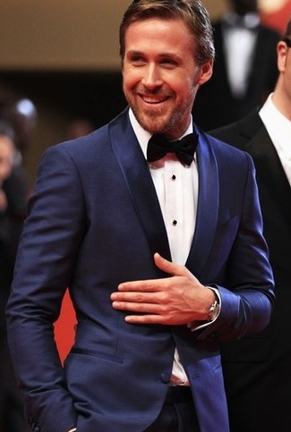 Tenue de Ryan Gosling: Costume bleu marine, Chemise de ville blanche, Nœud papillon noir