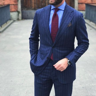 Comment porter une cravate imprimée rouge et bleu marine: Opte pour un costume à rayures verticales bleu marine avec une cravate imprimée rouge et bleu marine pour une silhouette classique et raffinée.