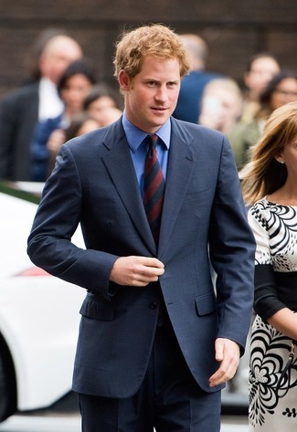 Tenue de Prince Harry: Costume bleu marine, Chemise de ville bleue, Cravate à rayures verticales rouge et bleu marine